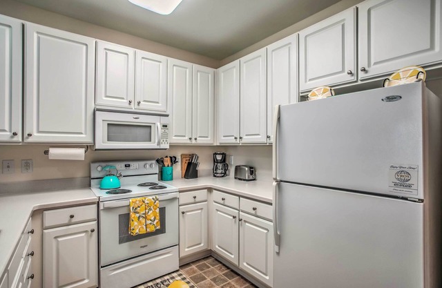 Calabash Condo on Golf Course w/Pool & Gym!