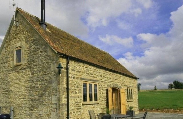 CALCOT PEAK BARN, family friendly, with open fire in Northleach