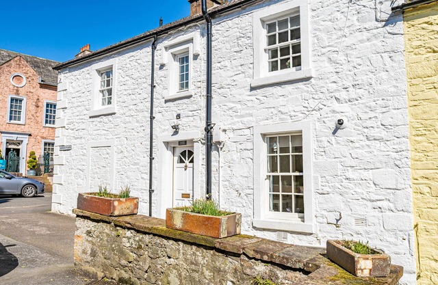 Caldow Cottage, 1 Gordon Place - a cottage that sleeps 6 guests in 3 bedrooms