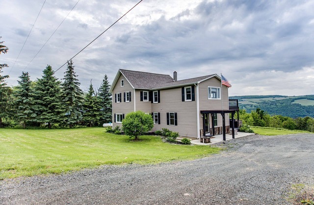Call of the Bluff: Pet friendly, rural home with amazing views of Keuka Lake!