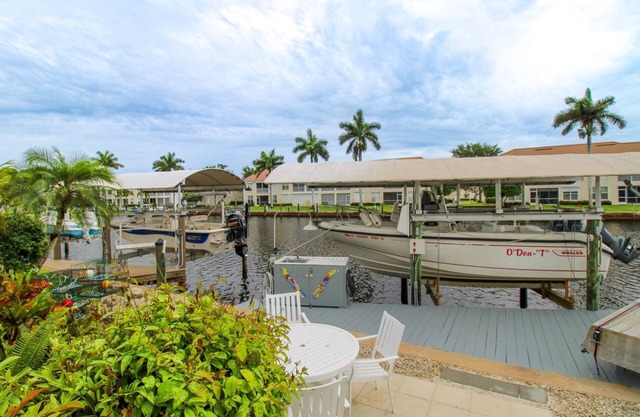 CALLING ALL BOATERS, NATURE & BIRD LOVERS! 2/2 HOME IN PORT OF THE ISLANDS
