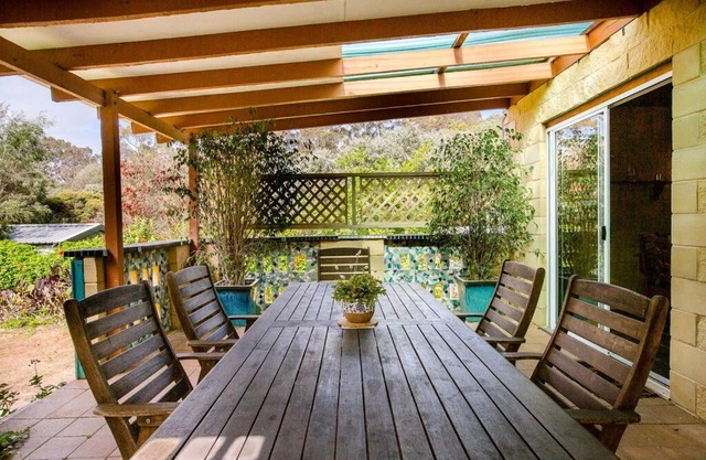 Camellia Cottage - Rustic Character Home 10 Minute Walk to the Centre of Margs!