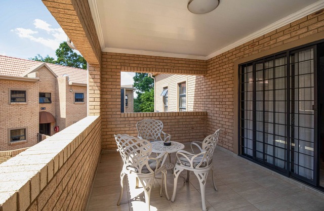 Camelot Guest House & Apartments