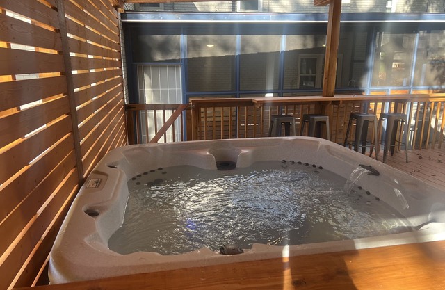 Camp Creek Landings Atlanta - Hot tub, outdoor kitchen and pool table