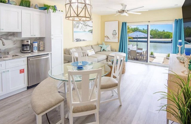 Canal Front w/Hot Tub and Private Dock Cozy Villa near Sombrero Beach
