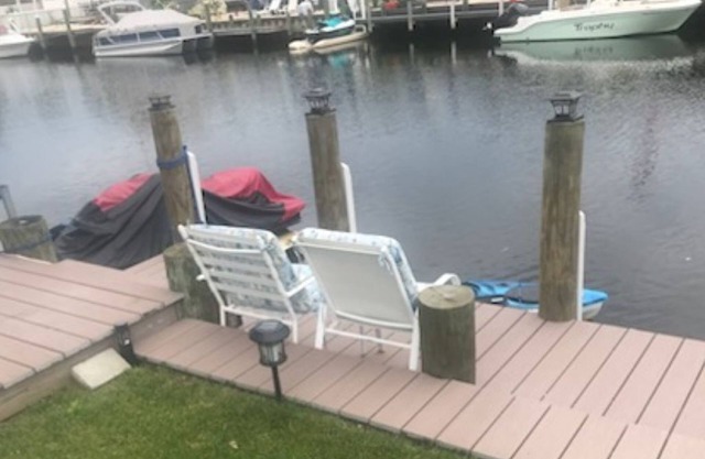 Canal house in excellent location. Perfect for water lovers.