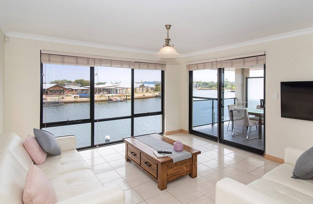 Canal Life Villa B-Shared pool, Tennis court, Jetty