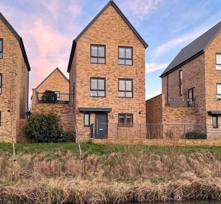 Canalside Home in lovely Swindon