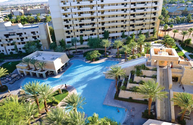 Cancun Resort Las Vegas - 2 BEDROOM 2 KINGS DELUXE SUITE W/ROLL-IN SHOWER
