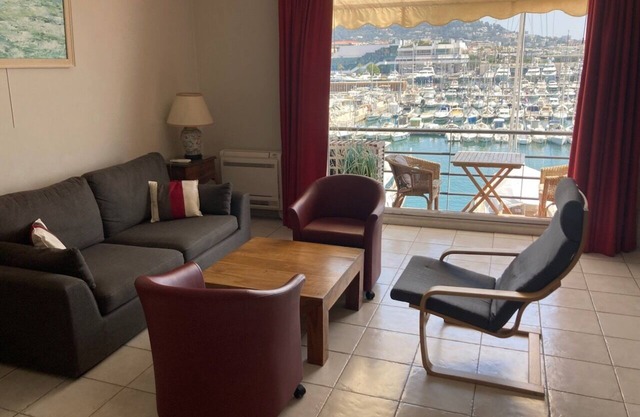 cannes - exceptional view. 90m². 3 or 4 vacationers.