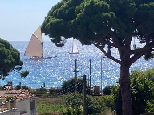 Cannes, Sea View, Beach Access, 3-Bedroom Apartment, 100 m2, 3 Bathrooms, Sleeps 6, 100 meters from Beach