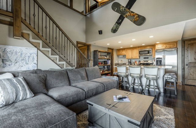 Canyons Park City-Fully Remodeled Ski Chalet-Full Kitchen-Pool-Hot Tub-Sleeps 6