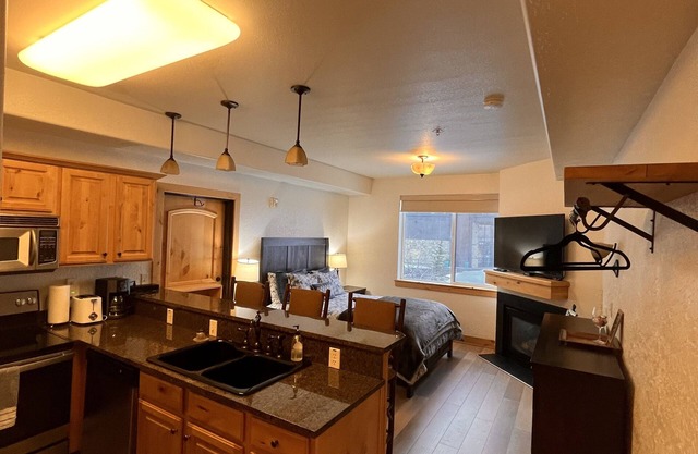 Canyons Village Studio at Base with Full Kitchen