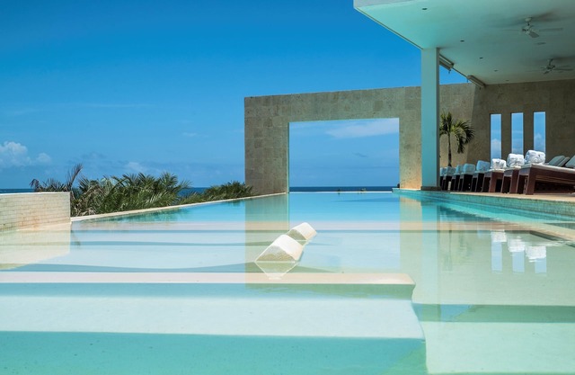 Cap el Limon, Oceanfront 6-Bedroom Villa Noah with Pool