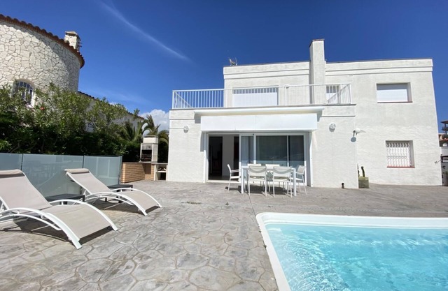 Cap Llarg 9 - Four Bedroom Chalet, Sleeps 8