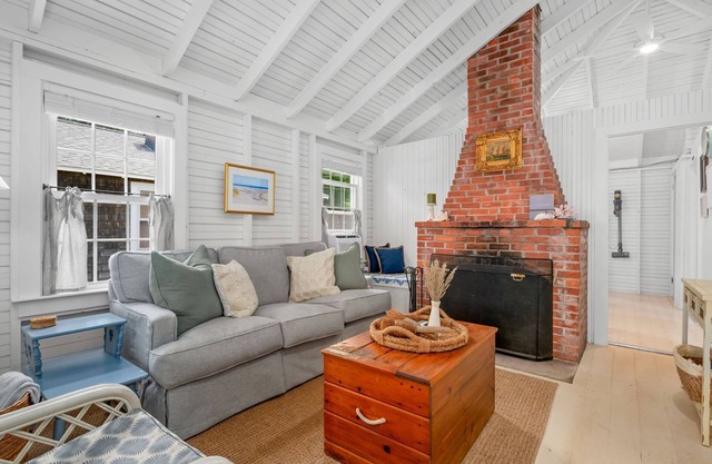 Cape Cottage, water views, 2bdrms, 1bth, screened porch, window AC units, steps to beach!