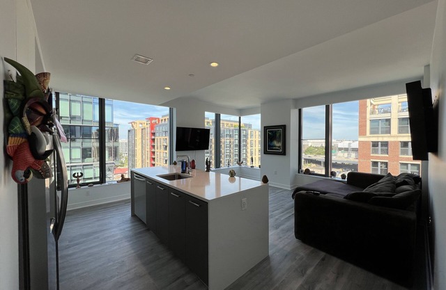 Capitol view in heart of Navy Yard & can walk everywhere