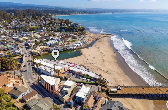 Capitola Venetian #1 – Historic Beachfront Getaway