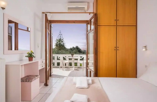 Captain Michalis apartment 5, Irinis 80, Galatas Chania Crete