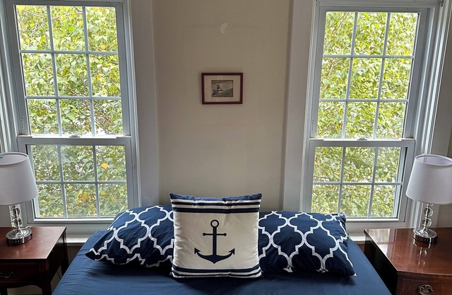 Captain's Quarters 2BR Apartment. Walk to Everything!