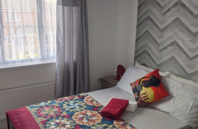 Captivating 3-Bed Apartment in Romford