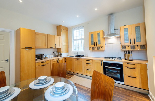 Captivating 5-bed House in Liverpool With Parking