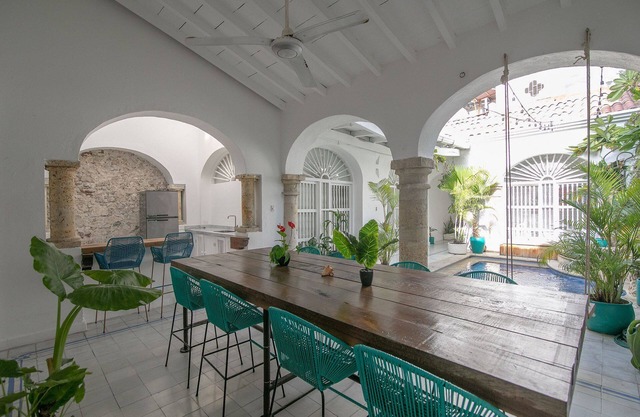 Car044 - Stylish 6 bedroom villa in the old town