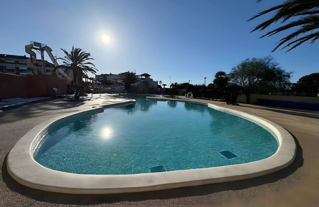 Caravan 'Cosy Vue Sur L'étang' with Sea View, Shared Pool and Air Conditioning
