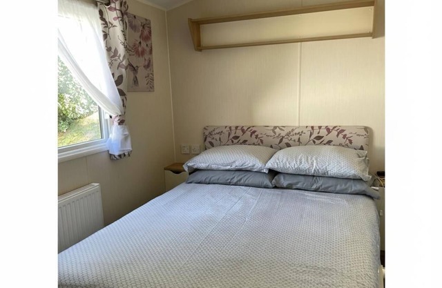 Caravan - sleeps 6 & parking
