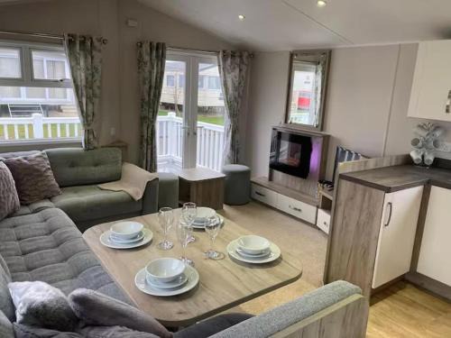 Caravan-Sleep8-HotTub-FreeP-Balcony-FamilyFriendly