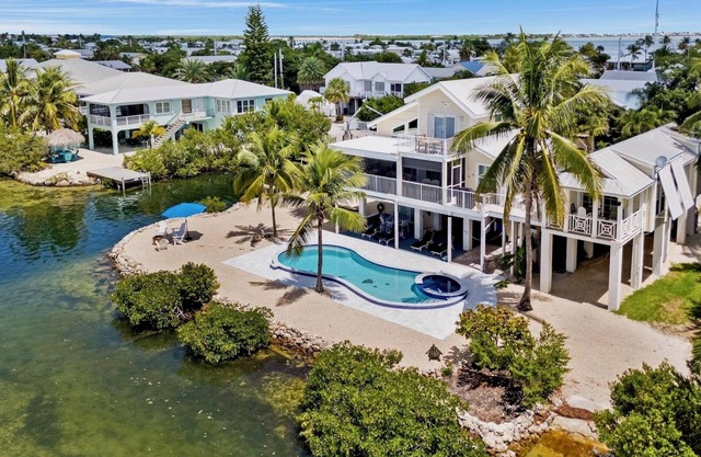 *CAREFREE ON CUDJOE @ THE BAY* Waterfront Home & Pool + LAST KEY SERVICES…