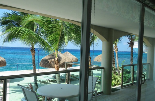 Caribbean Seafront, Family Friendly, 2 bdrm condo, 1 blk to restaurants & shops
