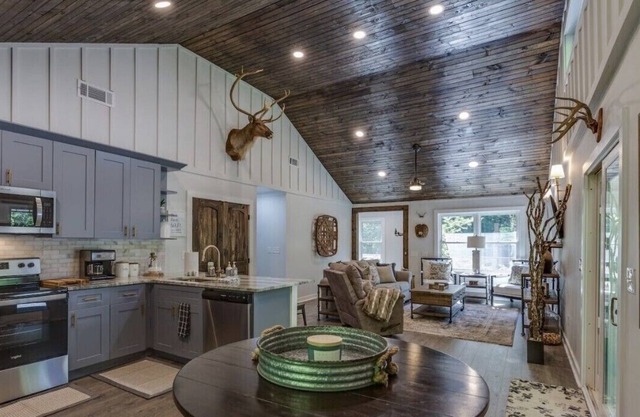Caribou Cabin!🏠 New Reno!⭐️ New Hot Tub 🛁 Lake View! 🦆Fire Pit!🔥