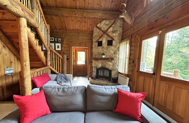 Caribou du Lac - Secluded Lakefront Cottage