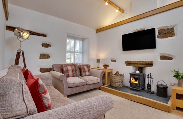 Cark House Cottage - Three Bedroom House, Sleeps 6