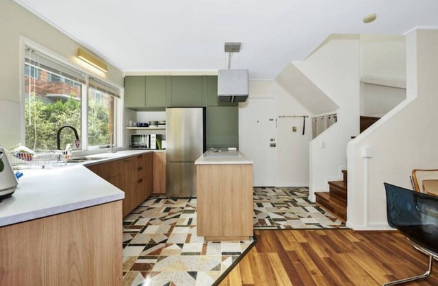 Carlton Dream: Leafy 2-bed bathroom Lygon St terraced house