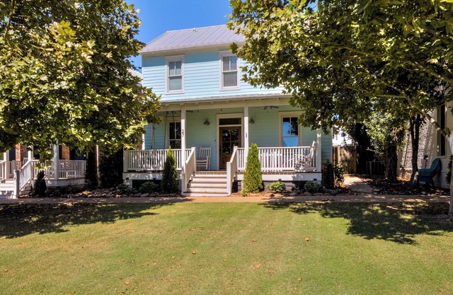 Carlton Landing! Spacious cottage right on Firefly Park!