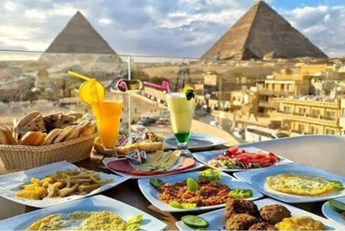 Carpet Alaadein Pyramids view