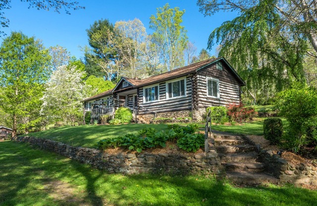 Carrie's Escape | Authentic Log Cabin Walking Distance to Lake Eden Arts Festival!