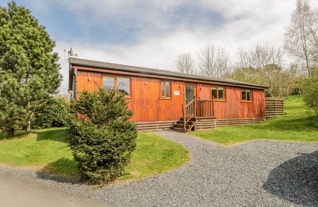 CARTMEL LODGE, pet friendly, with hot tub in Allithwaite