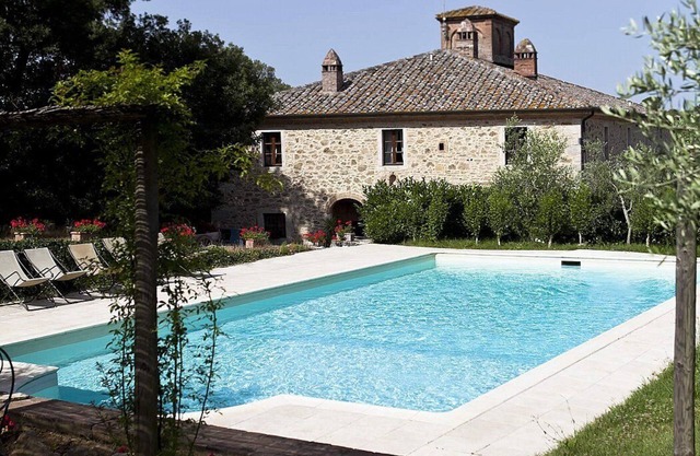 Casa Adalberto A: A pleasant and spacious two-story apartment that is part of an ancient country house built on a hillside, surrounded by meadows and woods.