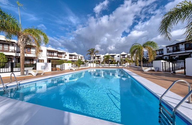Casa Albi - Shared pool and BBQ