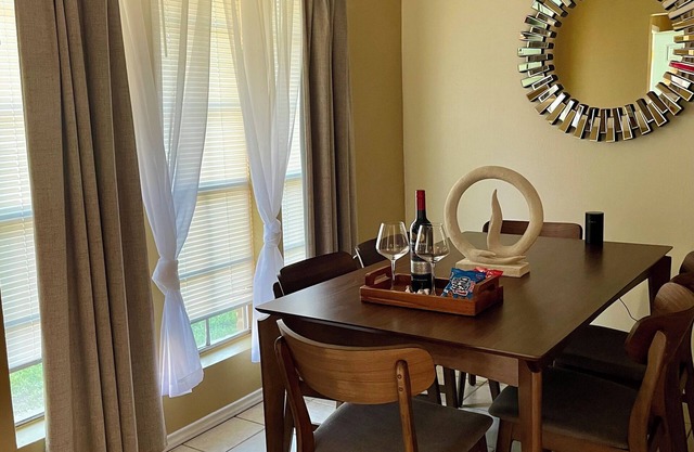 Casa amigos sleeps 8 near Airport , downtown or Woodlands mall, near many rest .
