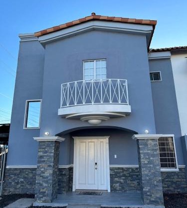 Casa amplia cerca de garita