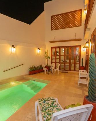 Casa Bali Castillo View Private Pool & Rooftop, Near Historic Center