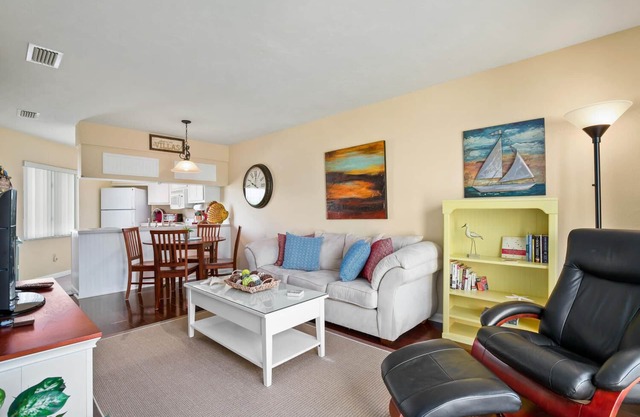 CASA BELLA "C " - STEPS TO THE BEACH - 1 bed/1 bath - Sleeps 2