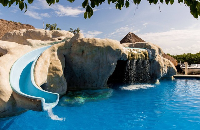 Casa Bijoux in the heart of Cancun's hotel zone, sleeps 16.