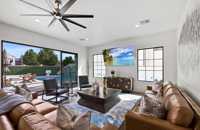 Casa Blanca luxury Villa Private pool sleeps 30!