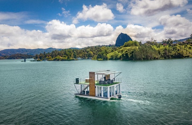 Casa Bote Guatapé · Amazing Houseboat in Guatapé-Private Jacuzzi & BBQ