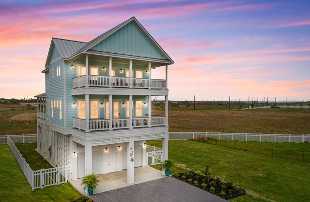 Casa Carapace l New 2023 Construction Luxe Home! Walk to beach! Sleeps 12